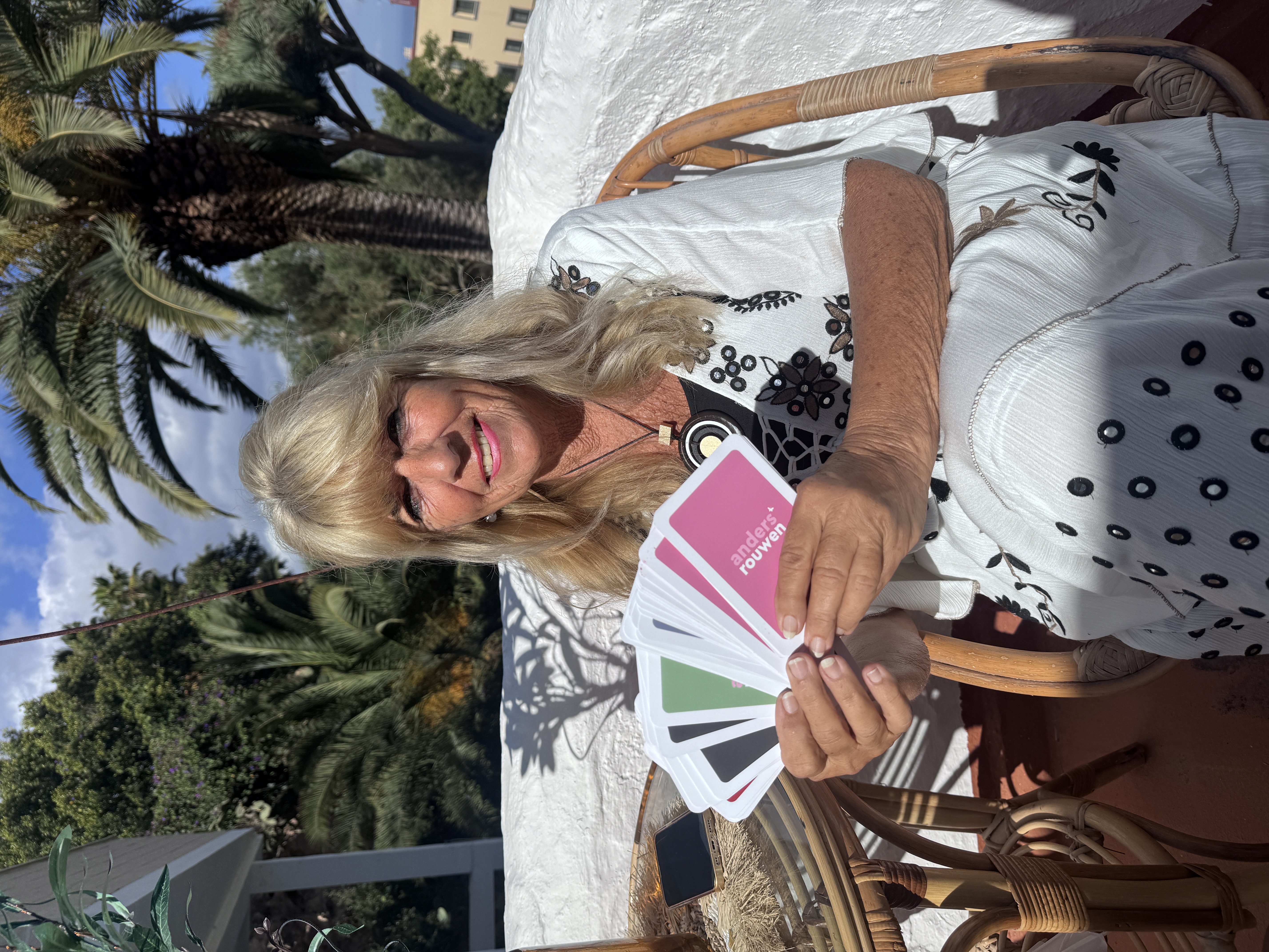 Annemarie Krispijn met de Anders Rouwen kaartenset